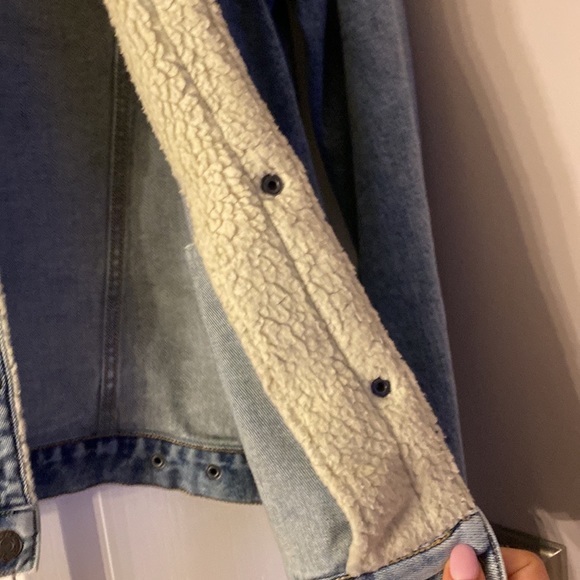 Gap 1969 Light Indigo Denim Jean Jacket with Fur - Picture 3 of 6